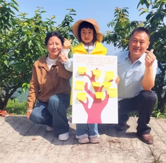 樱你同行・心暖相伴 —— 古蔺县锅厂坝社区开展自然寻宝亲子漫步活动